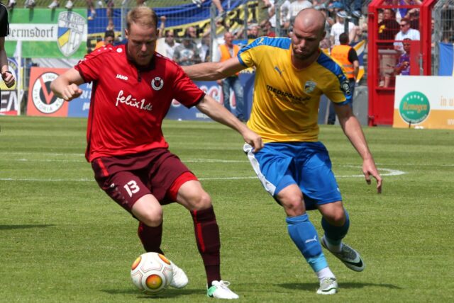 Lukas Nottbeck führt den Ball.
