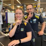 Ein junge Frau und ein Mann halten den Finger als Psst-Zeichen vor den Mund.
