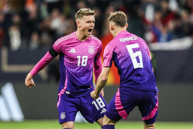 Joshua Kimmich und Maximilian Mittelstädt gucken sich an und jubeln.