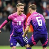 Joshua Kimmich und Maximilian Mittelstädt gucken sich an und jubeln.