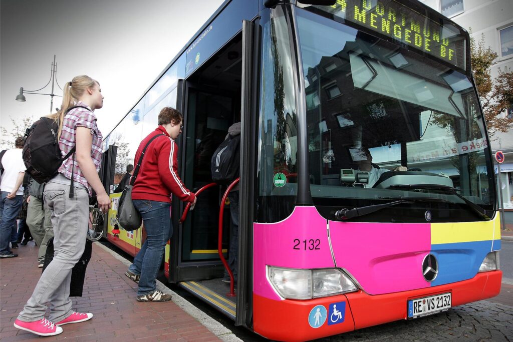 Fahrgäste steigen in einen Bus der Vestischen ein. Fahrgäste steigen in einen Bus der Vestischen ein.