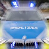 Das Symbolbild zeigt einen Polizeiwagen mit Blaulicht.