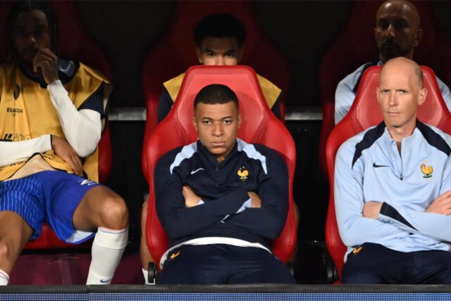 Kylian Mbappé saß nach seinem Nasenbeinbruch nur auf der Bank.