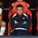 Kylian Mbappé saß nach seinem Nasenbeinbruch nur auf der Bank.