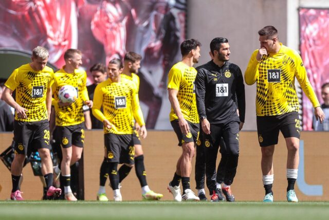 Nuri Sahin führt die Mannschaft auf das Feld.