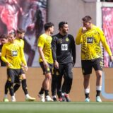 Nuri Sahin führt die Mannschaft auf das Feld.
