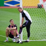 Nico Schlotterbeck schaut zu Julian Nagelsmann.