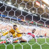 Unglückliches Eigentor: Samet Akaydin traf zum 2:0 ins eigene Tor.