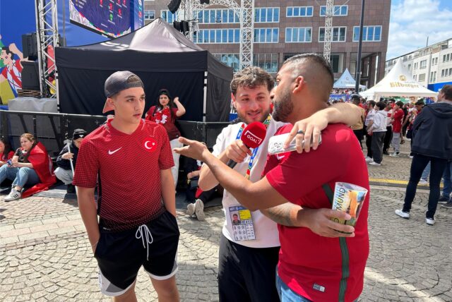 Ali Mallah beim Dreh eines seiner Videos auf dem Friedensplatz.