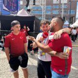 Ali Mallah beim Dreh eines seiner Videos auf dem Friedensplatz.