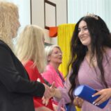 Lehrerin gratuliert Schülerin zur Zeugnisübergabe.