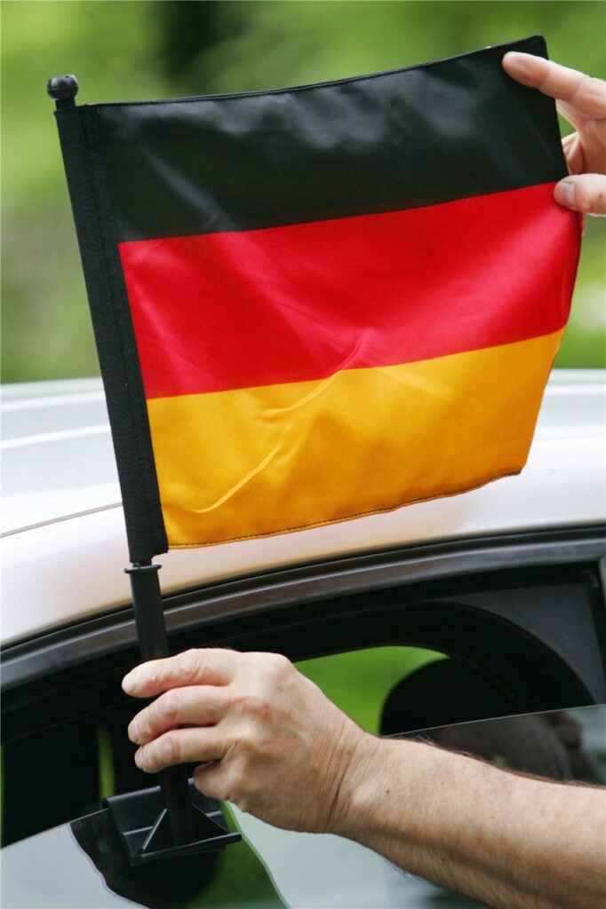 Eine Autofahne in den deutschen Nationalfarben.