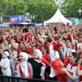 Türkische Fans feiern zum EM-Spiel Türkei gegen Portugal in Dortmund auf dem Friedensplatz.