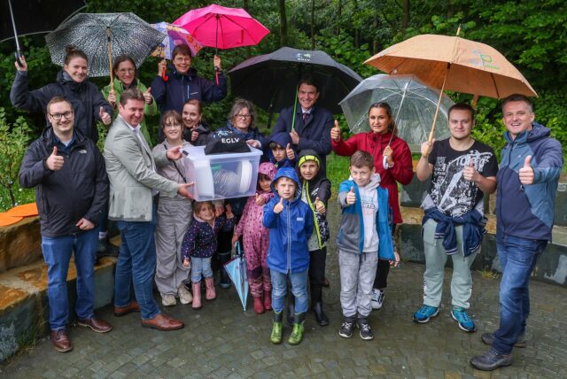 Bürgermeister Rajko Kravanja und der EGLV-Vorstandsvorsitzenden Prof. Dr. Uli Paetzel übergaben bei der Einweihung eine symbolische Patenschaft und „Dankeschön“-Wasserbox an Kinder- und Jugendzentrum D-Town.