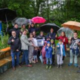 Bürgermeister Rajko Kravanja und der EGLV-Vorstandsvorsitzenden Prof. Dr. Uli Paetzel übergaben bei der Einweihung eine symbolische Patenschaft und „Dankeschön“-Wasserbox an Kinder- und Jugendzentrum D-Town.