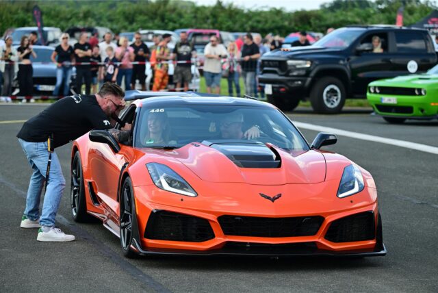 American Car Show auf dem Flugplatz Loemühle: Das ist einer von 50 Rennwagen, die zur Startlinie rollten.