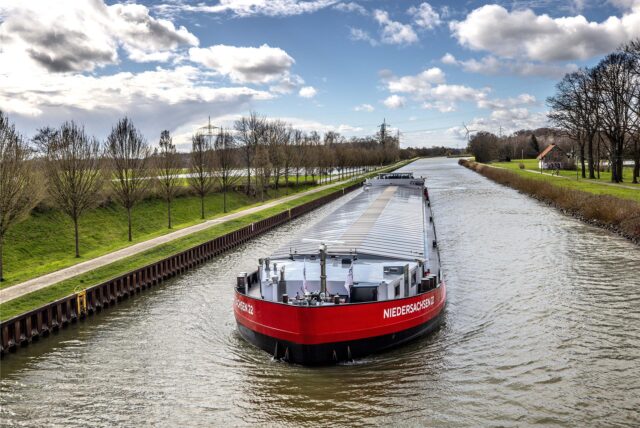 Ein Schiff fährt durch den Dortmund-Ems-Kanal