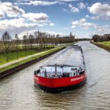 Ein Schiff fährt durch den Dortmund-Ems-Kanal