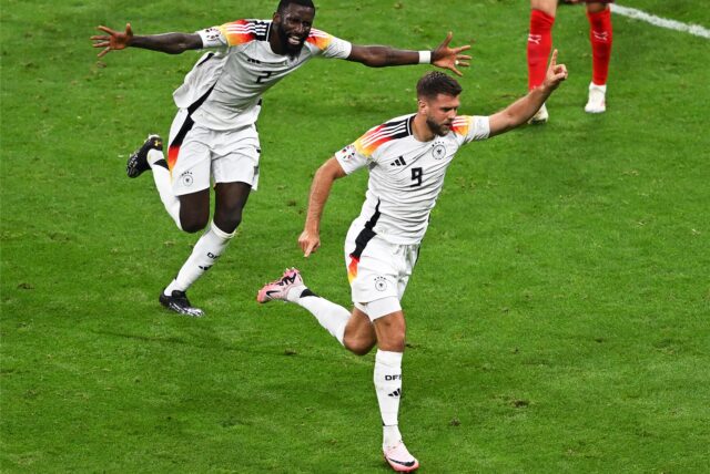 Niclas Füllkrug jubelt mit Teamkollege Antonio Rüdiger über seinen Treffer zum 1:1.