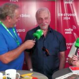 Die RZ-Redakteure Ralf Wiethaup und Janine Jähnichen gemeinsam mit Rüdiger Abramczik beim Public Viewing in Recklinghausen