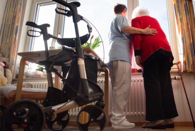 Immer mehr Pflegebedürftige, immer weniger Kräfte – da bleibt für intensive, liebevolle Pflege oft wenig Zeit.