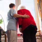 Immer mehr Pflegebedürftige, immer weniger Kräfte – da bleibt für intensive, liebevolle Pflege oft wenig Zeit.