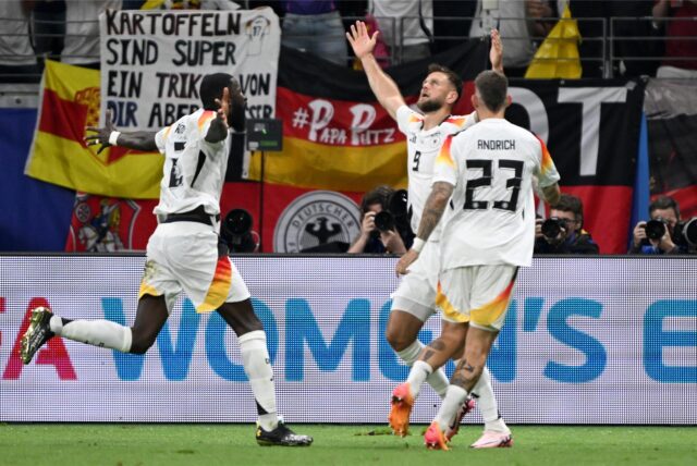Deutschlands Niclas Füllkrug bejubelt sein Tor zum 1:1 im EM-Spiel gegen die Schweiz mit Antonio Rüdiger und Robert Andrich.