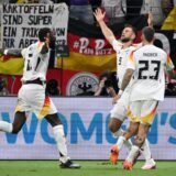 Deutschlands Niclas Füllkrug bejubelt sein Tor zum 1:1 im EM-Spiel gegen die Schweiz mit Antonio Rüdiger und Robert Andrich.