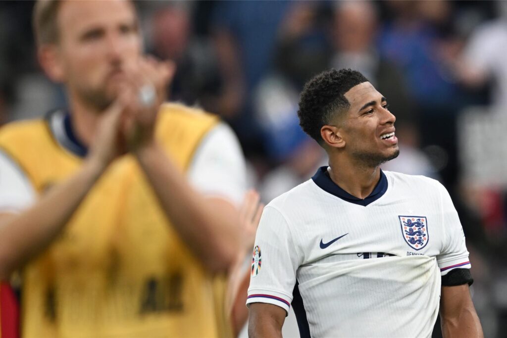 Englands Jude Bellingham schaut nach dem 1:1 im EM-Spiel gegen Dänemark enttäuscht ins Publikum. Englands Jude Bellingham schaut nach dem 1:1 im EM-Spiel gegen Dänemark enttäuscht ins Publikum.