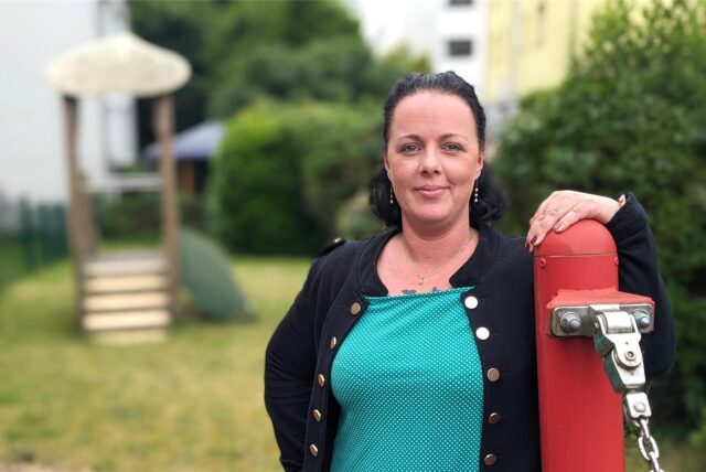 Tagesmutter Mona Perplies im Garten ihrer Großtagespflege