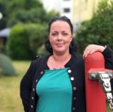 Tagesmutter Mona Perplies im Garten ihrer Großtagespflege