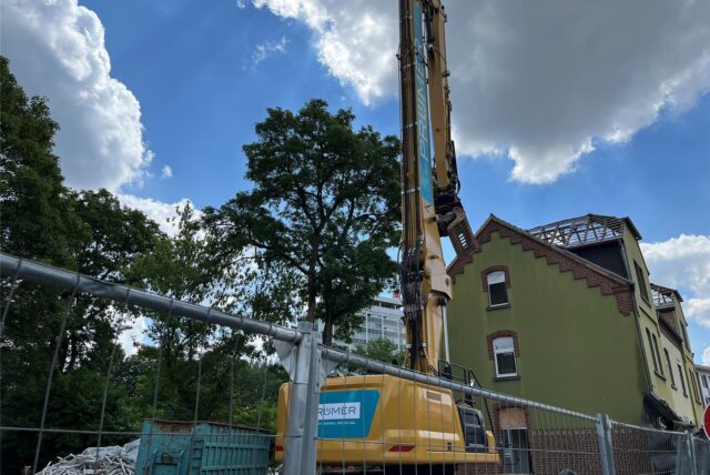 Ein Bagger auf einer Baustelle.