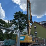 Ein Bagger auf einer Baustelle.