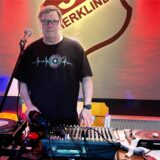 Ein Mann vor Plattenspielern