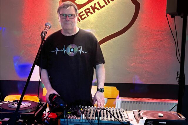 Ein Mann vor Plattenspielern