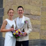 Die Eheleute Caroline Brauer und Fabian Neumann nach ihrer Hochzeit vor dem Rathaus in Recklinghausen