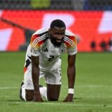 Antonio Rüdiger kniet am Boden