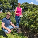 Johanna und Michael May stehen zwischen den Heidelbeer-Sträuchern.