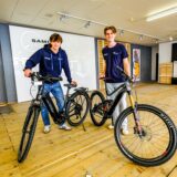 Die „Cleverbikes“-Gründer Henrik Paas und Magnus Beck präsentieren zwei E-Bikes aus ihrem Bestand am neuen Firmenstandort in Recklinghausen