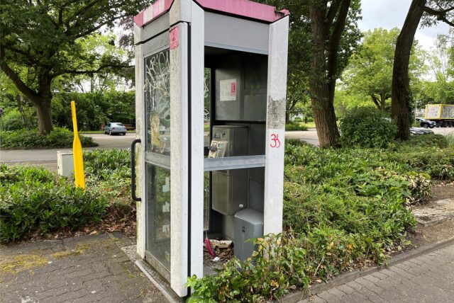 Eine Telefonzelle an der Halterner Straße (Höhe Rathaus) mit eingeschlagenen Scheiben