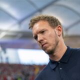 Bundestrainer Julian Nagelsmann steht im Frankfurter Stadion.