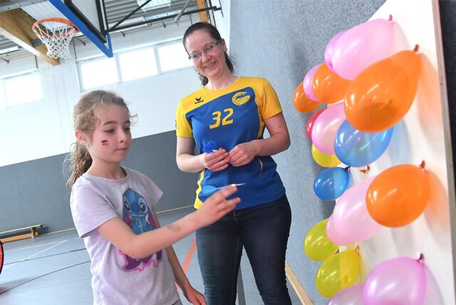Am vorletzten Juni-Wochenende stand der Samstag im Zeichen des Adler-Sommerfestes auf dem Gelände und in der Turnhalle der Ahornschule. Den Kindern wurden draußen eine Hüpfburg, Korfballkörbe, ein Schminken, Popcorn, Brühwürste im Brötchen, kostenlose Limonade und ein Eiswagen geboten. In der Halle gab es neben Pfeile-Werfen auf Ballons und einen Parcour. Ein Highlight war die toll moderierte Siegerehrung der Tombola.