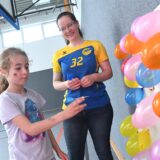 Am vorletzten Juni-Wochenende stand der Samstag im Zeichen des Adler-Sommerfestes auf dem Gelände und in der Turnhalle der Ahornschule. Den Kindern wurden draußen eine Hüpfburg, Korfballkörbe, ein Schminken, Popcorn, Brühwürste im Brötchen, kostenlose Limonade und ein Eiswagen geboten. In der Halle gab es neben Pfeile-Werfen auf Ballons und einen Parcour. Ein Highlight war die toll moderierte Siegerehrung der Tombola.