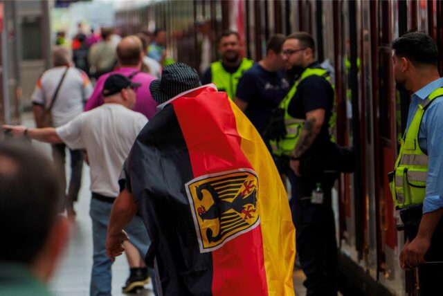 Ein deutscher Fan am Bahnsteig
