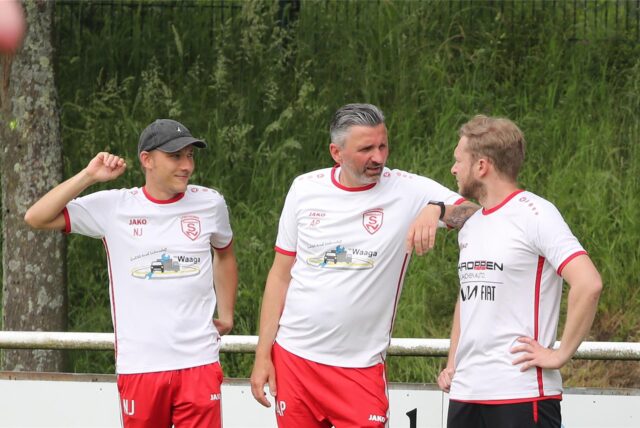 Nico Jablonka (l.) und Tim Faßbender (r.) bleiben den Stuckenbuschern als Co-Trainer für die kommende Saison doch erhalten.