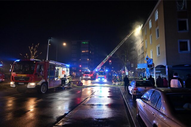 Eineinhalb Stunden waren die Einsatzkräfte in der Neujahrsnacht auf der Hertener Straße im Einsatz.