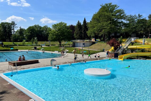 Das Freibad Schöne Flöte in Holzwickede bei strahlend blauem Himmel.