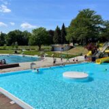 Das Freibad Schöne Flöte in Holzwickede bei strahlend blauem Himmel.