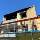Eine Collage: Links sind die Spuren des Brandes am Haus in der Straße am Funkturm in Dortmund-Neuasseln zu sehen, rechts Nachbar Alexander Faßbender.