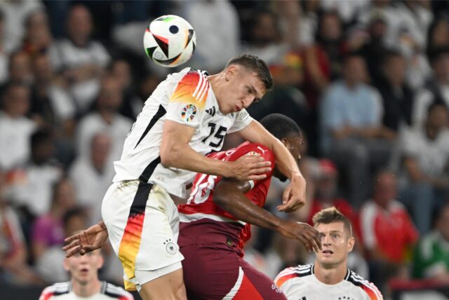 Nico Schlotterbeck im Kopfballduell.